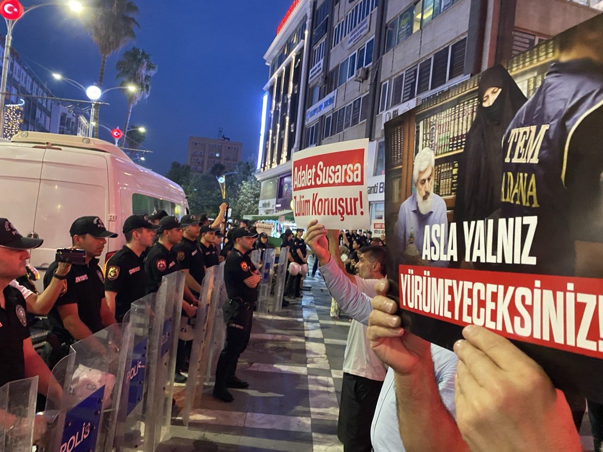 Susmaz_F's tweet photo. #SONDAKİKA

ŞANLIURFA’DA FURKAN HAREKETİ MENSUPLARINA POLİS ABLUKASI!

​Alparslan Kuytul Hoca, Semra Kuytul Hocahanım ve tutuklu Furkan Hareketi mensuplarının yaşadığı haksız tutuklulukların ve hak ihlallerinin son bulması amacıyla basın açıklaması yapmak üzere basın açıklaması alanına yürüyen Furkan Hareketi mensuplarının etrafı Şanlıurfa Emniyeti tarafından sarıldı.

​Basın açıklaması alanına gidişleri polis kalkanlarıyla engellenen Furkan Hareketi mensuplarının polis ablukası altındaki bekleyişi yaklaşık 2 saattir devam ediyor.

#AdanaBasınAçıklaması
#KardeşlerimizeOzgürlük
SemraHocaya Ozgürlük
AlparslanHocaya Ozgürlük