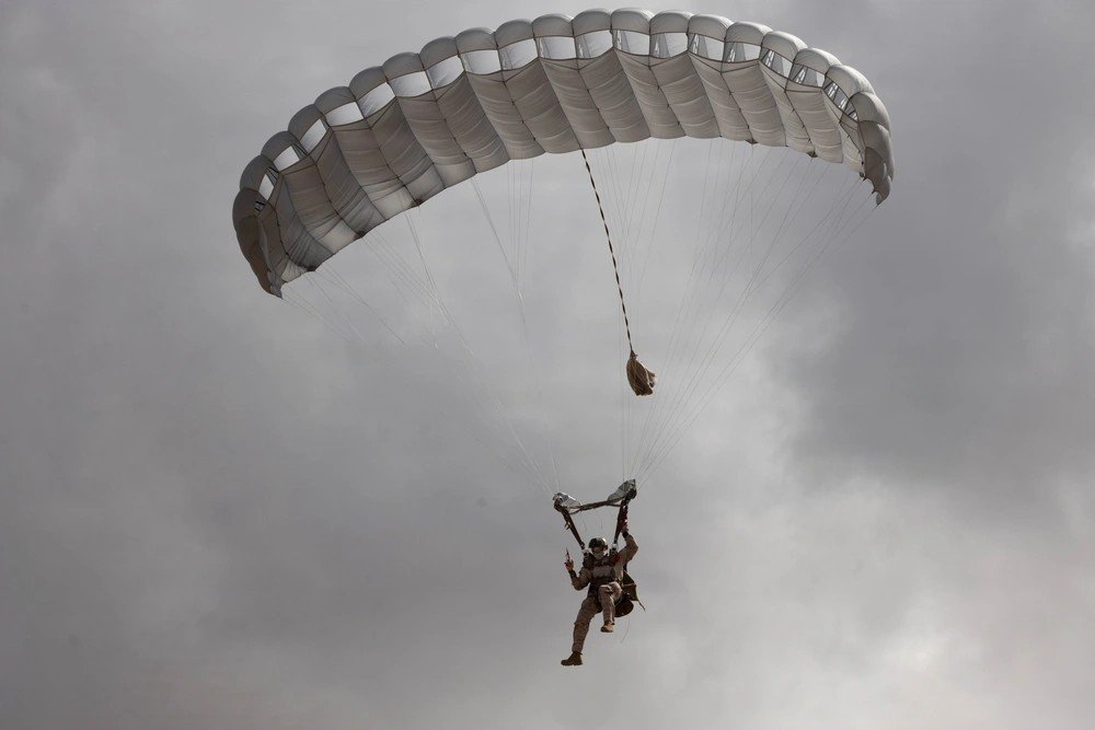 iimefmarines's tweet photo. U.S. Marines with the @2dMarDiv conduct free fall training in Bizerte, Tunisia.

📷 By Lance Cpl. Isaac Garza

@USMC @DeptofWar https://t.co/Ggj1usBmf7