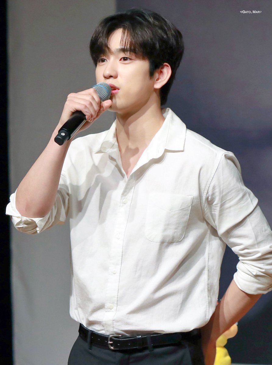 tofupepi's tweet photo. รุ่นพี่ปีสี่คณะนิเทศในวันพรีเซนธีลิสมาก รุ่นพี่ที่รุ่นไหน ๆ ก้รู้จักเพราะความหล่อ น่ารัก ใจดี สุภาพ พูดเพราะ รุ่นน้องมาขอให้ช่วยอะไรก้ทำได้หมด ล้านปีมีคนอะแบบนี้ หาที่ไหนไม่ได้อีกแร้ว หายังไงถึงจะเจอแบบนี้อีก 😭🧎🏼‍♀️ https://t.co/GArZ3xWx1W