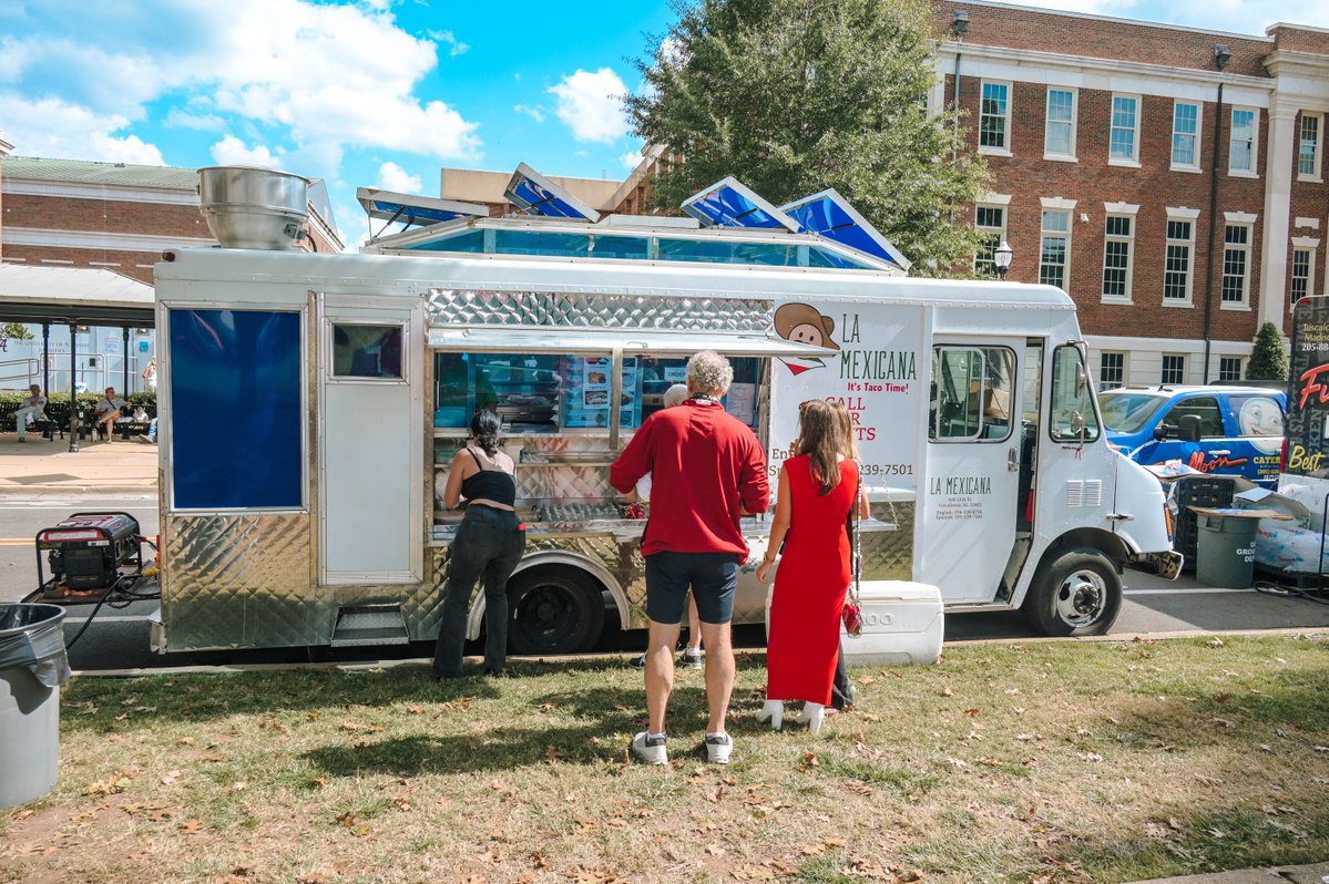 uagameday's tweet photo. Don't go hungry! The Quad has 5 food trucks on 6th Ave, near Lloyd Hall! 🍴

🌮 La Mexicana
🐷 Full Moon
🐖 Jim N Nicks
🍕 Slice Pizzeria
🍪 A Little Something Extra

#RollTide #BamaGameday https://t.co/E4Mg9BRxeh