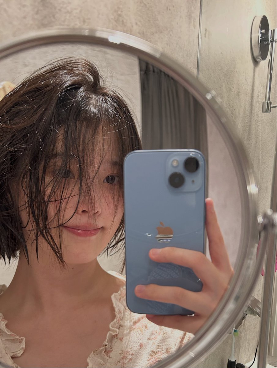 PrettyJiBrasil's tweet photo. 🐥 dlwlrma:
"A vida de alguém com cabelo curto"
🔗 https://t.co/bNAYXh9eMt
#아이유 #IU #이별로부터 #UnknownPlanet @_IUofficial https://t.co/npCTc5C9L2