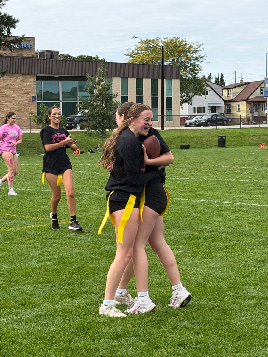 STMCavaliers's tweet photo. Powderpuff Showdown๐
The juniors and seniors hit the field for some friendly Homecoming competition, but there could only be one winner...Congratulations to the Seniors on taking the win๐๐
#STM #Cavaliers #STMStrong #Powderpuff #HomecomingWeek https://t.co/vpgVGOxvdF