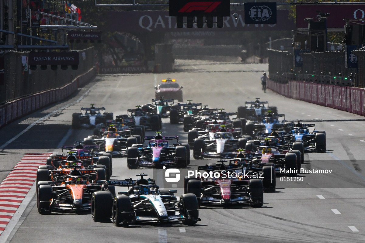 PhotoStockaz's tweet photo. 🏎 Azərbaycan Qran-prisi: "Formula 1"də əsas yarış

🏆 “Formula 1” üzrə Azərbaycan Qran-prisinin qalibi və mükafatçıları müəyyənləşib. Bakı Şəhər Halqasında keçirilən 51 dövrəlik əsas yarışda “Mercedes” komandasının pilotu 🥇 Corc Rassell birinci yeri tutub.  “Red Bull” pilotu 🥈 Maks Ferstappen ikinci, onun komanda yoldaşı🥉  İsak Hacar isə üçüncü olub. 

🏁Yarışın başa çatmasından sonra ilk üç pillədə qərarlaşan pilotların mükafatlandırma mərasimi keçirilib. Corc Rassell karyerasında ilk dəfə Azərbaycan Qran-prisinin qalibi kimi podiuma yüksəlib. 

🗣 Daha çox məlumat üçün link:⤵️
https://t.co/IcYzOuH6uz

#formula1 #photostockaz #f1 #bakı #azerbaijangp #azərbaycan