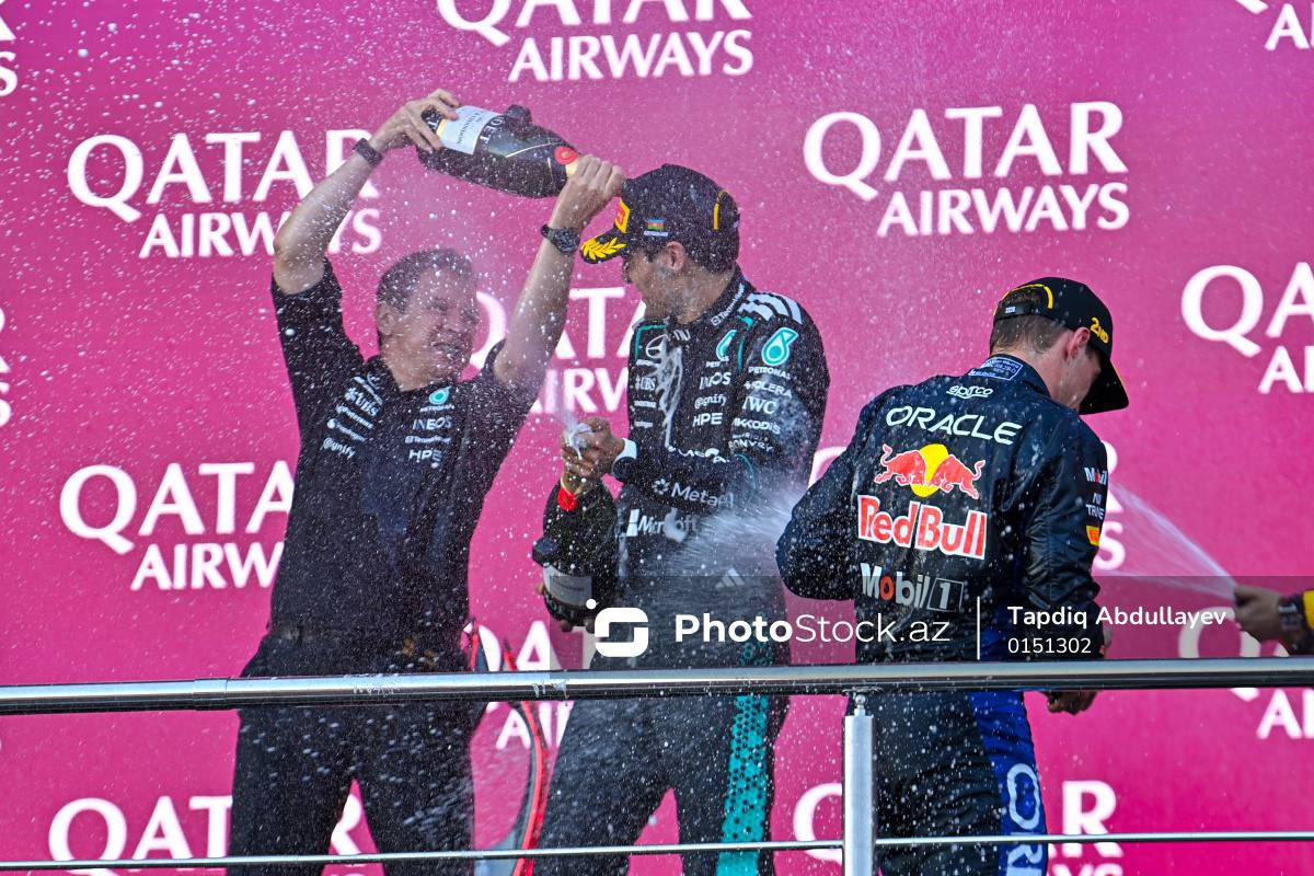 PhotoStockaz's tweet photo. 🏎 Azərbaycan Qran-prisi: "Formula 1"də əsas yarış

🏆 “Formula 1” üzrə Azərbaycan Qran-prisinin qalibi və mükafatçıları müəyyənləşib. Bakı Şəhər Halqasında keçirilən 51 dövrəlik əsas yarışda “Mercedes” komandasının pilotu 🥇 Corc Rassell birinci yeri tutub.  “Red Bull” pilotu 🥈 Maks Ferstappen ikinci, onun komanda yoldaşı🥉  İsak Hacar isə üçüncü olub. 

🏁Yarışın başa çatmasından sonra ilk üç pillədə qərarlaşan pilotların mükafatlandırma mərasimi keçirilib. Corc Rassell karyerasında ilk dəfə Azərbaycan Qran-prisinin qalibi kimi podiuma yüksəlib. 

🗣 Daha çox məlumat üçün link:⤵️
https://t.co/IcYzOuH6uz

#formula1 #photostockaz #f1 #bakı #azerbaijangp #azərbaycan