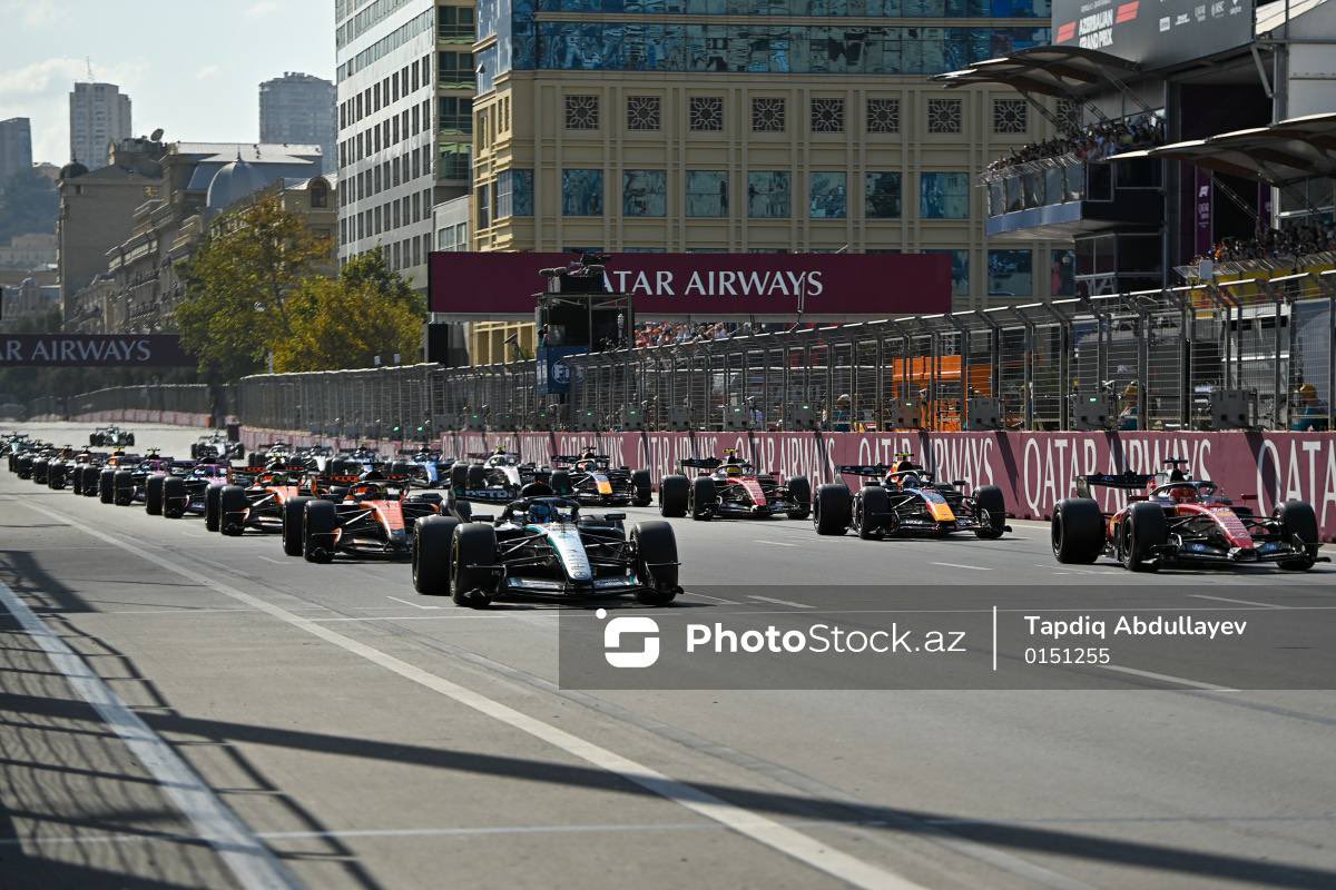 PhotoStockaz's tweet photo. 🏎 Azərbaycan Qran-prisi: "Formula 1"də əsas yarış

🏆 “Formula 1” üzrə Azərbaycan Qran-prisinin qalibi və mükafatçıları müəyyənləşib. Bakı Şəhər Halqasında keçirilən 51 dövrəlik əsas yarışda “Mercedes” komandasının pilotu 🥇 Corc Rassell birinci yeri tutub.  “Red Bull” pilotu 🥈 Maks Ferstappen ikinci, onun komanda yoldaşı🥉  İsak Hacar isə üçüncü olub. 

🏁Yarışın başa çatmasından sonra ilk üç pillədə qərarlaşan pilotların mükafatlandırma mərasimi keçirilib. Corc Rassell karyerasında ilk dəfə Azərbaycan Qran-prisinin qalibi kimi podiuma yüksəlib. 

🗣 Daha çox məlumat üçün link:⤵️
https://t.co/IcYzOuH6uz

#formula1 #photostockaz #f1 #bakı #azerbaijangp #azərbaycan