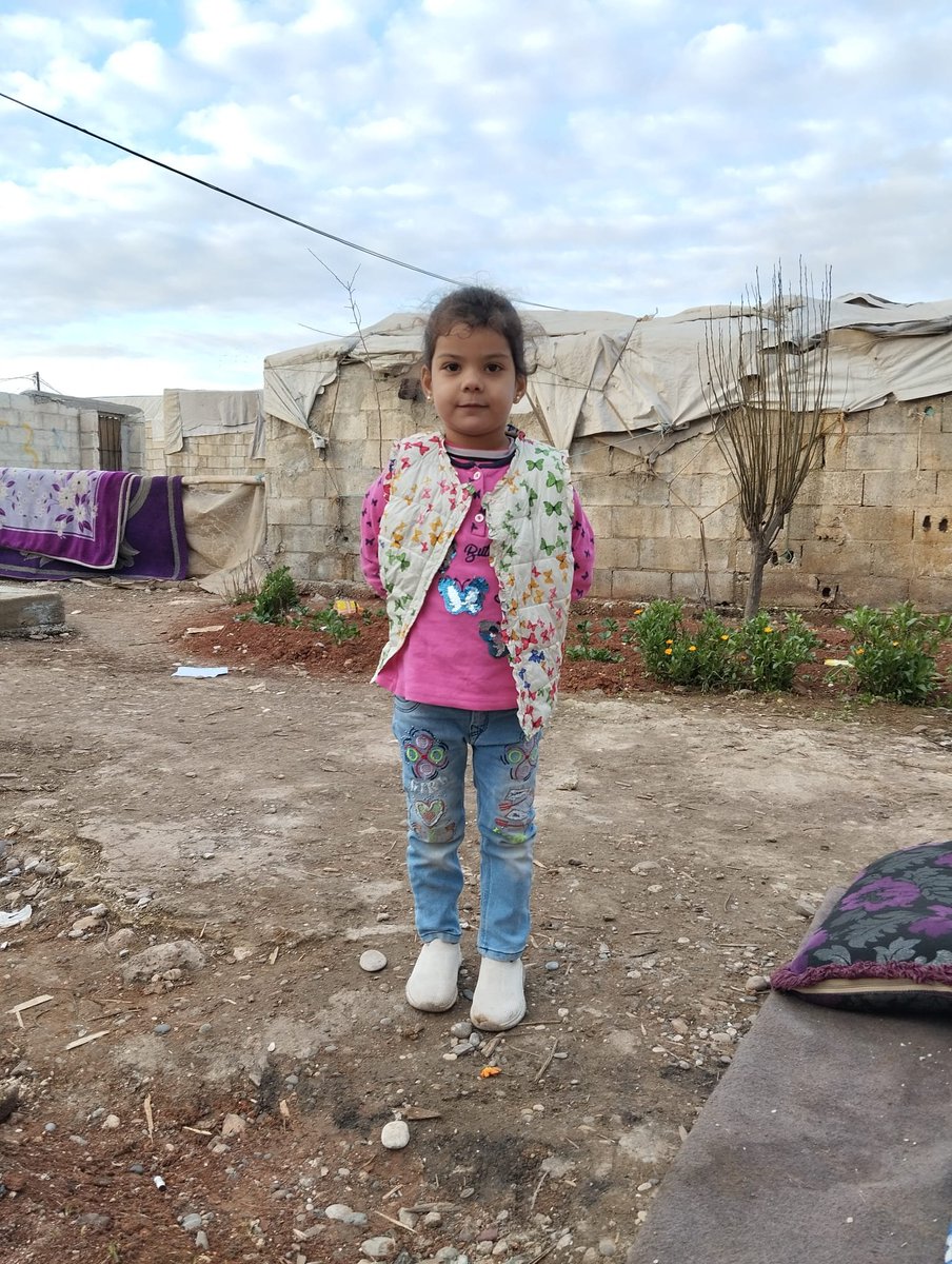 Doha_Mai_Syria's tweet photo. My friends, my daughter is an orphan. Imagine what it means for a child to be without a father and have no provider. Please share, quote, so it reaches as many people as possible. You have nothing to lose. Retweet, quote, do anything.
😭😭😭😭😭😭😭 https://t.co/2YsfkFDro0