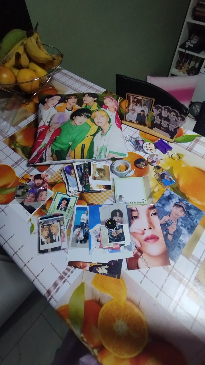 renjunnieoreo's tweet photo. + Todos os fanmades que tenho (mini almofada, photocards de tamanhos diferentes, chaveiros, bottons, treco de decorar, quadrinho de parede) https://t.co/oRi0wBFANE