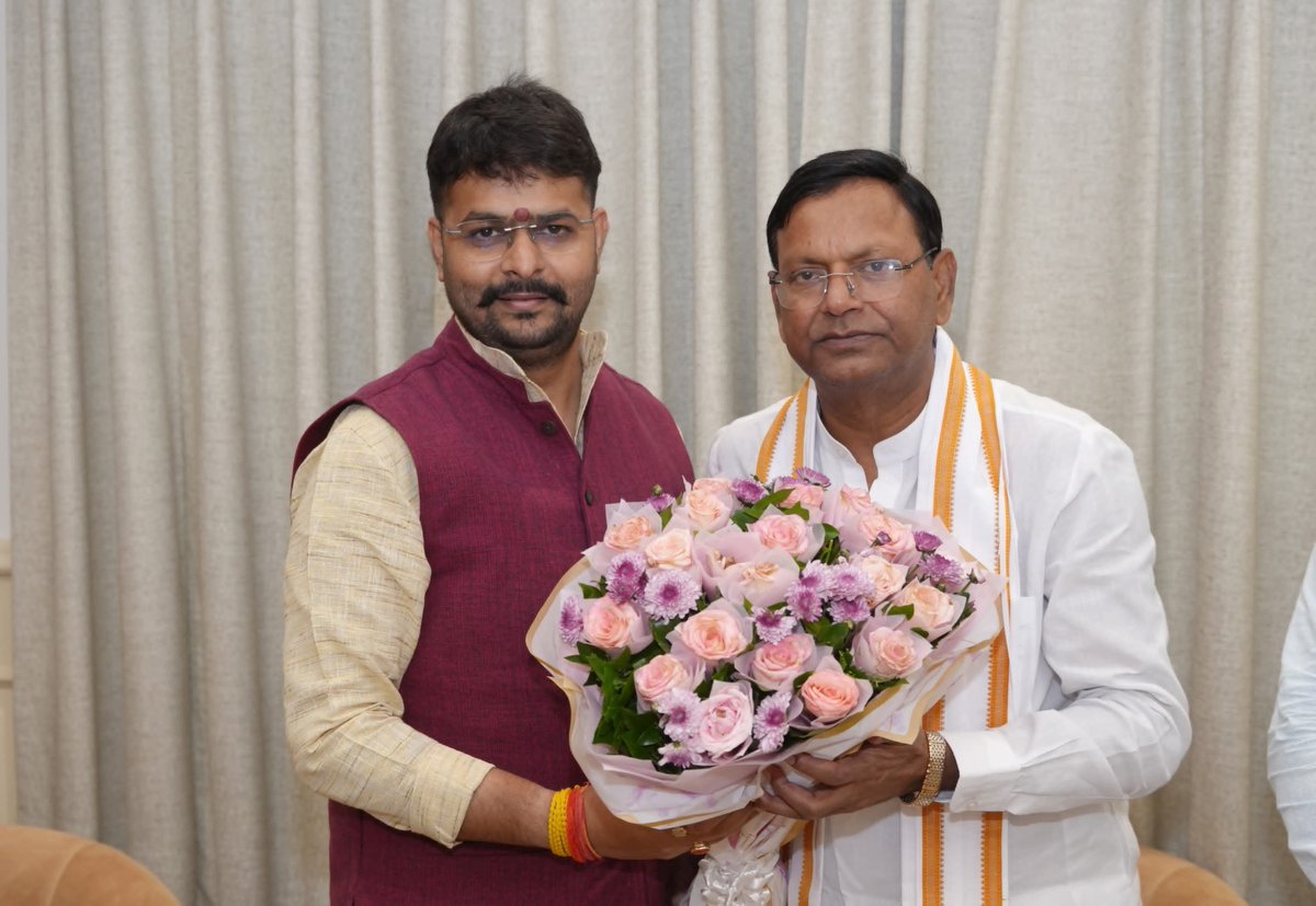 irohitmishrabjp's tweet photo. माननीय प्रदेश अध्यक्ष एवं केंद्रीय वित्त राज्य मंत्री आदरणीय श्री @mppchaudhary जी से शिष्टाचार भेंट की।

​इस अवसर पर 'सेवा संकल्प यात्रा' की प्रगति से अवगत कराया तथा आगामी वडनगर से वाराणसी सेवा यात्रा के आगमन की तैयारियों पर विस्तृत चर्चा कर उनका मार्गदर्शन प्राप्त किया। https://t.co/Kn3gSbz4u1