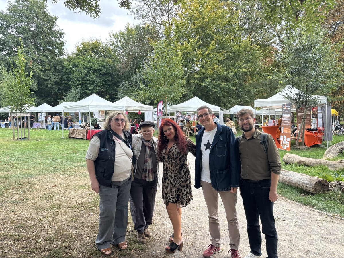 ToutpourLille's tweet photo. 6e édition de « Tous ensemble pour le bien-être animal » à la ferme Marcel Dhénin de #Lille ! Stands &amp; animations pour la protection animale, en présence de @standendievel1 @Martin_davidb, Manon Barges et @aneth_hembert 
👏 aux associations &amp; services mobilisés ! https://t.co/3Qf71R8dZ4