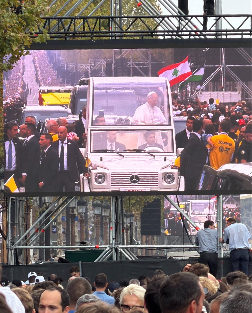 Paul_AbiHayla's tweet photo. Le drapeau libanais brandi 

Pas dans les manifestations LFI
Pas dans les manifestations de gaza
Pas chez les wokistes

Mais lors de la visite du Pape Leon XIV sur les Champs Elysées ! 🇫🇷🇻🇦🇱🇧 https://t.co/JHZyK2nsvX