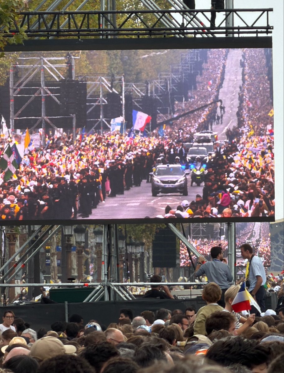 Paul_AbiHayla's tweet photo. Le drapeau libanais brandi 

Pas dans les manifestations LFI
Pas dans les manifestations de gaza
Pas chez les wokistes

Mais lors de la visite du Pape Leon XIV sur les Champs Elysées ! 🇫🇷🇻🇦🇱🇧 https://t.co/JHZyK2nsvX
