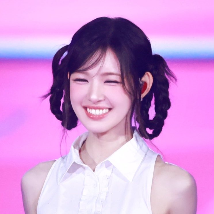 goyeongie's tweet photo. international #wonyu day 🐰🩷 https://t.co/HnesY7ZUGF