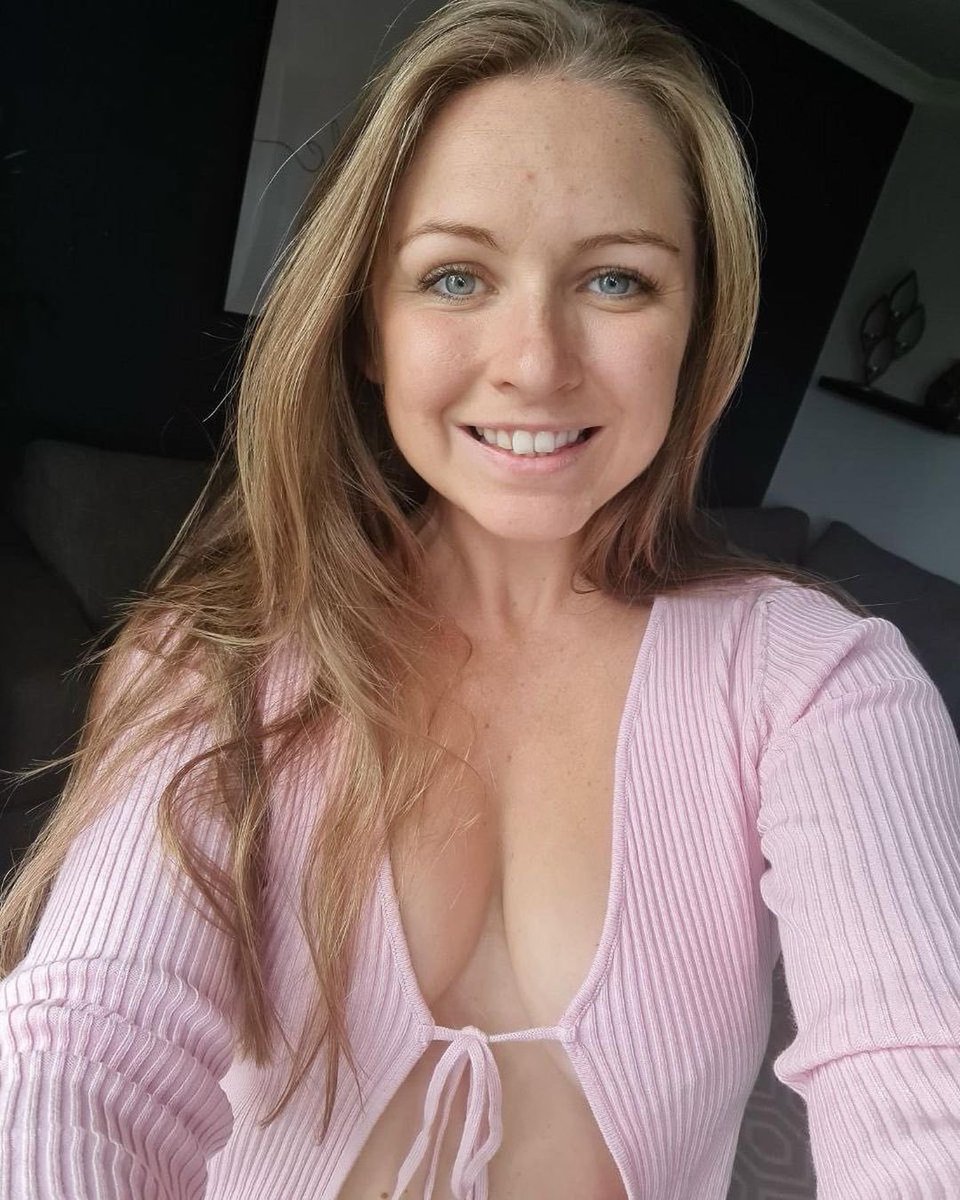 becky95367's tweet photo. No makeup, just freckles. At least I still look good, right?😉😁🤪 https://t.co/Y7F08lJpV8