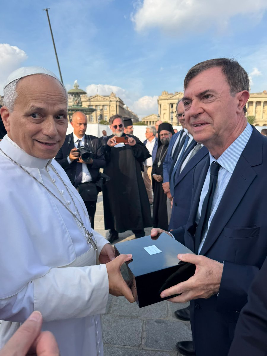 jp_lecoq's tweet photo. J’ai eu l’insigne honneur de remettre au Pape #LéonXIV un cadeau de la part de la paroisse Notre Dame des Champs après la messe qui a rassemblé 800.000 personnes dans un moment exceptionnel de joie, de partage et d’espérance. https://t.co/DcGbGwaqTG