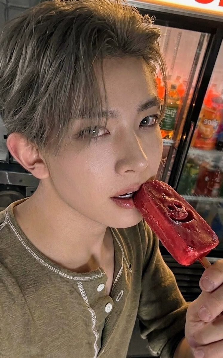 hssevng's tweet photo. 뭔갈 무는게 퍼컬이시라네요 https://t.co/q9DcQrMvHX