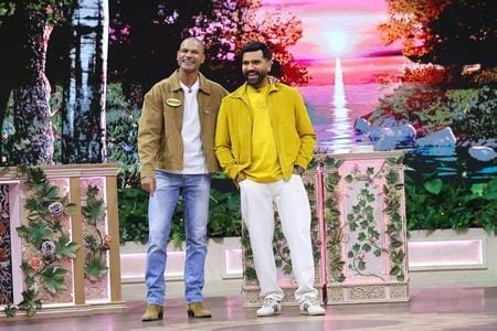 Queen4ydl's tweet photo. shikhar really came with unlimited stories today 😂#GabbarAtRohitSharmaShow https://t.co/1afP2YU3XY