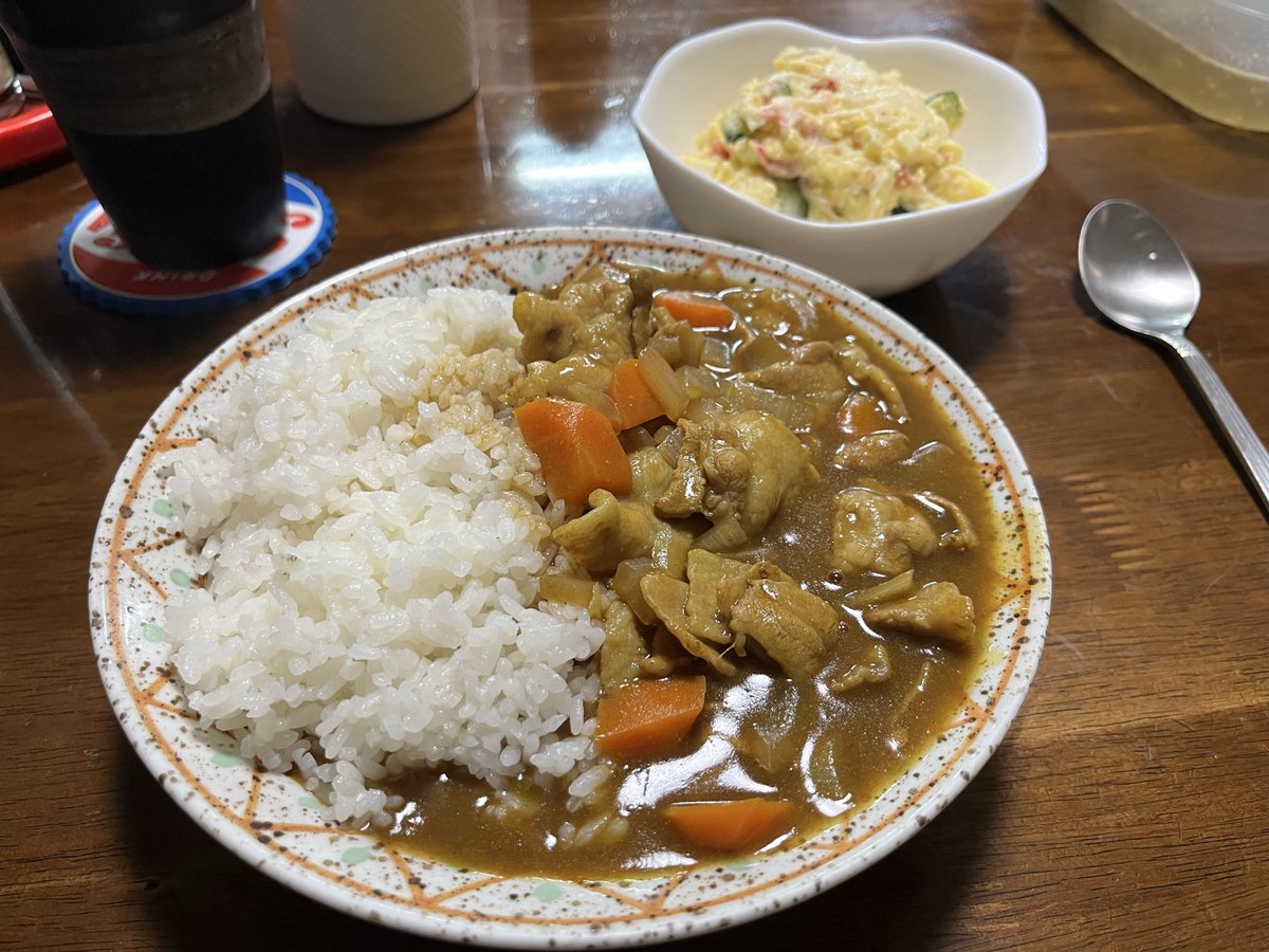 Rodoman9110's tweet photo. #今日の飯
カレーとポテサラ
カレーはジャワ中辛ととろけるカレー中辛を混ぜました。普通に美味かった。

ほぼ毎週1回作ってる大根キムチ（甘辛）
それと大根の醤油漬けみたいなやつ。 https://t.co/A4y1Xc4wpT
