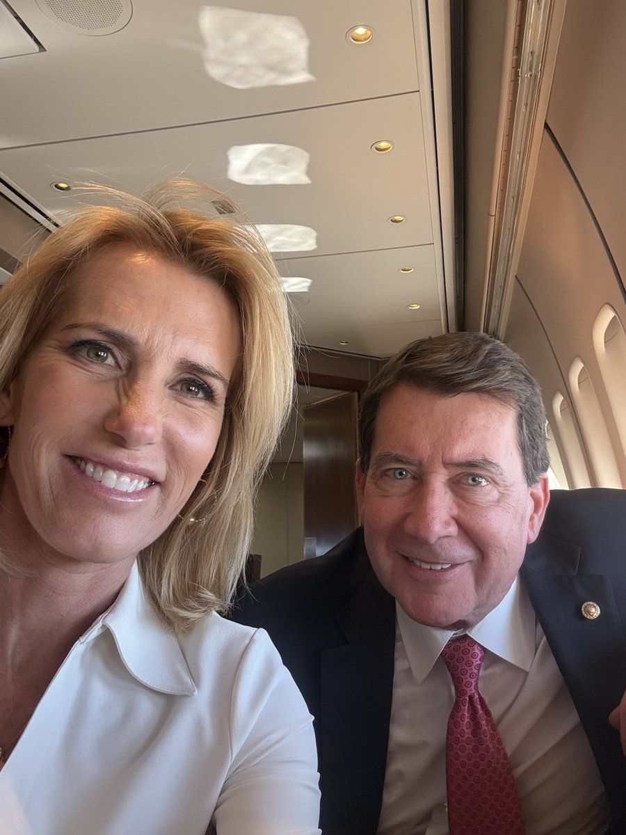 SenatorHagerty's tweet photo. Flew into Knoxville this morning with some friends to watch today’s big game.

Thanks for the lift, @POTUS— Go Vols!
@Vol_Football @CollegeGameDay @UTKnoxville https://t.co/a4eiQfRO2q