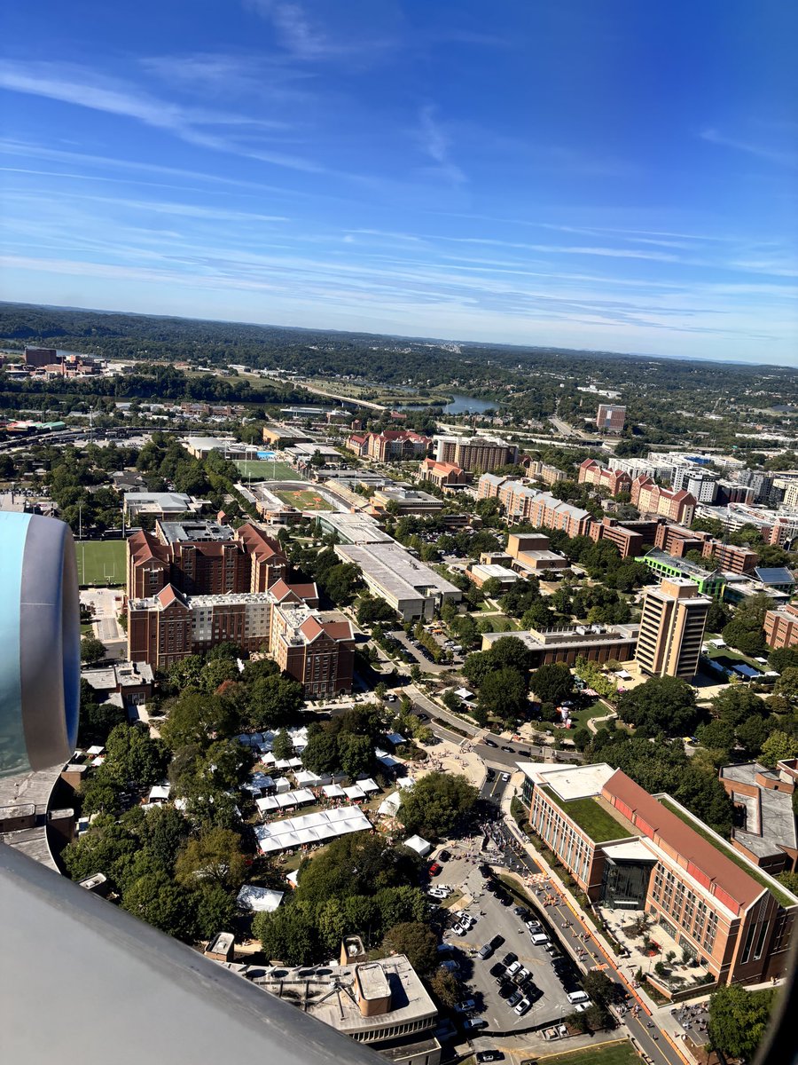 SenatorHagerty's tweet photo. Flew into Knoxville this morning with some friends to watch today’s big game.

Thanks for the lift, @POTUS— Go Vols!
@Vol_Football @CollegeGameDay @UTKnoxville https://t.co/a4eiQfRO2q