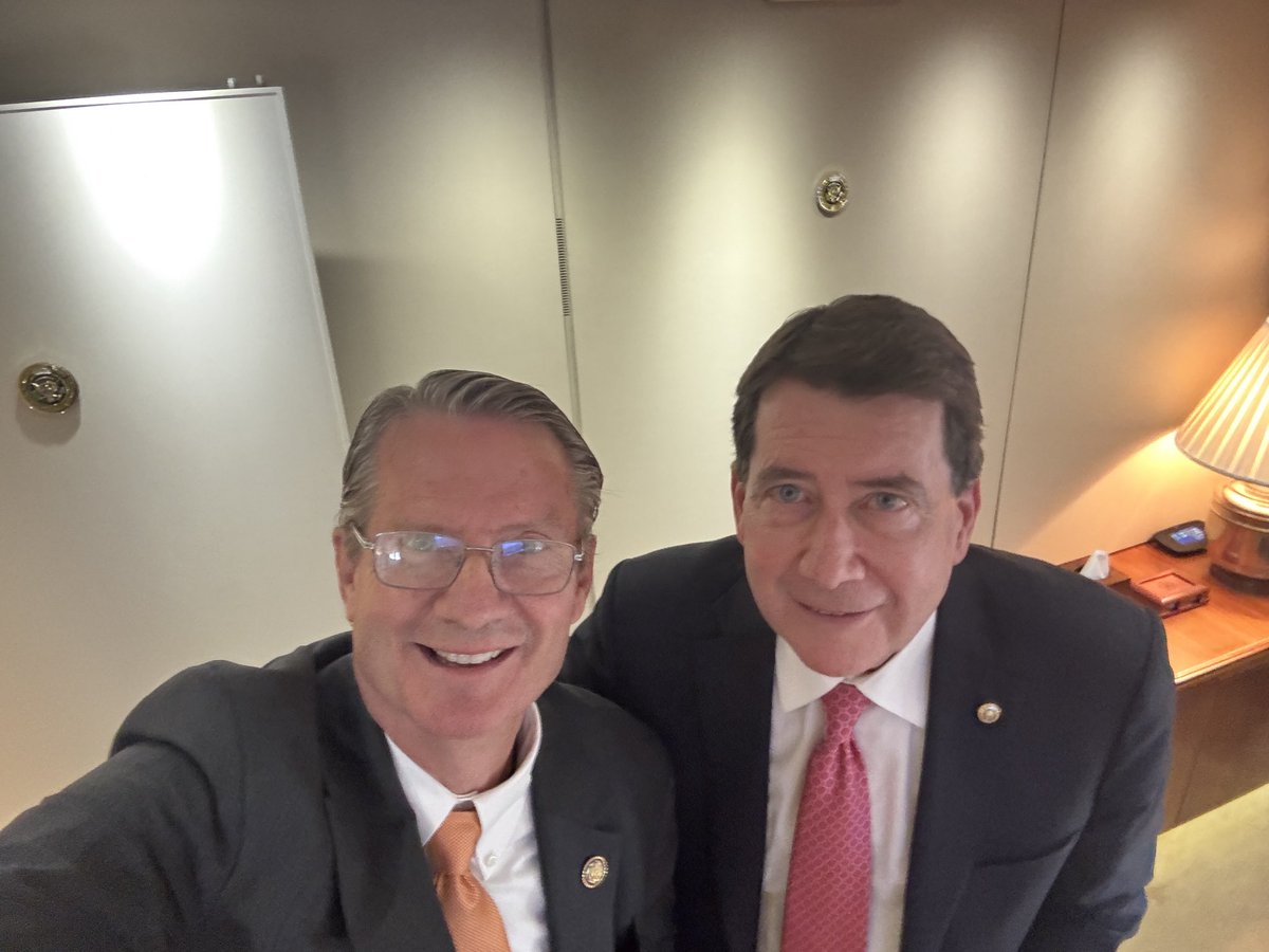 SenatorHagerty's tweet photo. Flew into Knoxville this morning with some friends to watch today’s big game.

Thanks for the lift, @POTUS— Go Vols!
@Vol_Football @CollegeGameDay @UTKnoxville https://t.co/a4eiQfRO2q