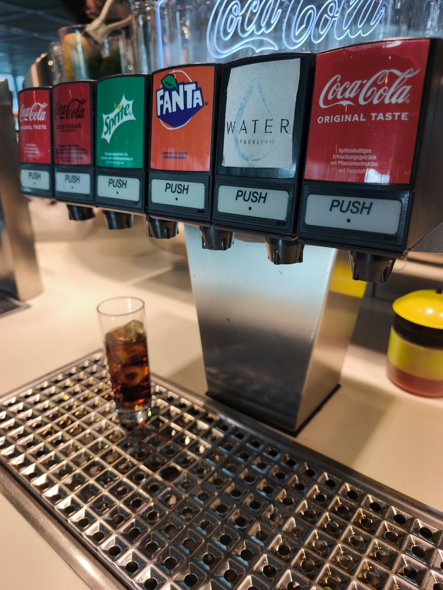 dame_tre's tweet photo. 久しぶりにキンキンに冷えたコーラゼロが飲み放題で泣きそう（チョロい） https://t.co/7a25cKYcab