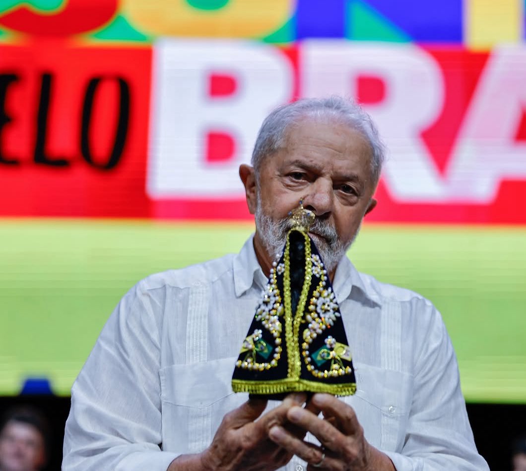 Amandavettorazz's tweet photo. O político mais católico do Brasil! Em cada obra, ele leva um terço. https://t.co/Hf4iNScfca