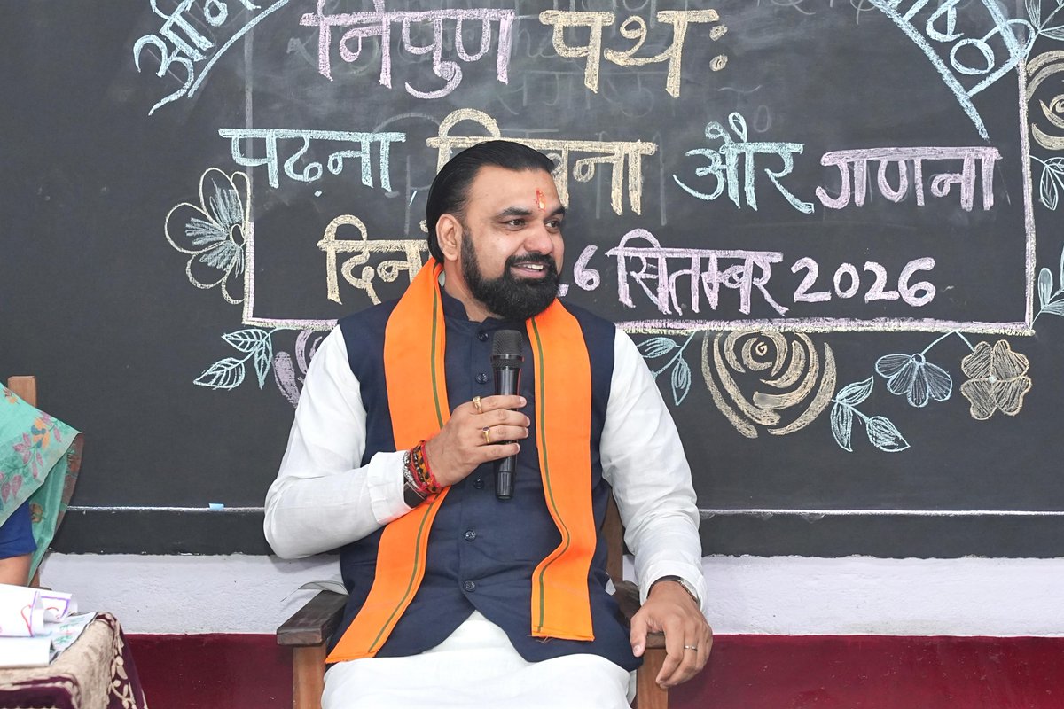 IPRDBihar's tweet photo. माननीय मुख्यमंत्री जी ने अभिभावकों एवं विद्यार्थियों से संवाद कर उन्हें नियमित विद्यालय आने, होमवर्क करने और मन लगाकर पढ़ाई में निरंतर मेहनत करने के लिए प्रेरित किया। उन्होंने कहा कि सरकार का विशेष ध्यान बच्चों को गुणवत्तापूर्ण शिक्षा उपलब्ध कराने पर है।

इस अवसर माननीय मुख्यमंत्री जी ने ‘मेरे सपनों का भारत-सेवा चित्र’ राज्यव्यापी प्रतियोगिता के तहत विद्यार्थियों द्वारा बनाए गए चित्रों का अवलोकन भी किया।

#samratChoudhary
#CMsamrat