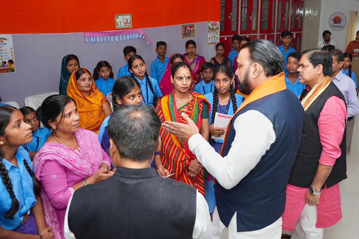 IPRDBihar's tweet photo. माननीय मुख्यमंत्री जी ने अभिभावकों एवं विद्यार्थियों से संवाद कर उन्हें नियमित विद्यालय आने, होमवर्क करने और मन लगाकर पढ़ाई में निरंतर मेहनत करने के लिए प्रेरित किया। उन्होंने कहा कि सरकार का विशेष ध्यान बच्चों को गुणवत्तापूर्ण शिक्षा उपलब्ध कराने पर है।

इस अवसर माननीय मुख्यमंत्री जी ने ‘मेरे सपनों का भारत-सेवा चित्र’ राज्यव्यापी प्रतियोगिता के तहत विद्यार्थियों द्वारा बनाए गए चित्रों का अवलोकन भी किया।

#samratChoudhary
#CMsamrat