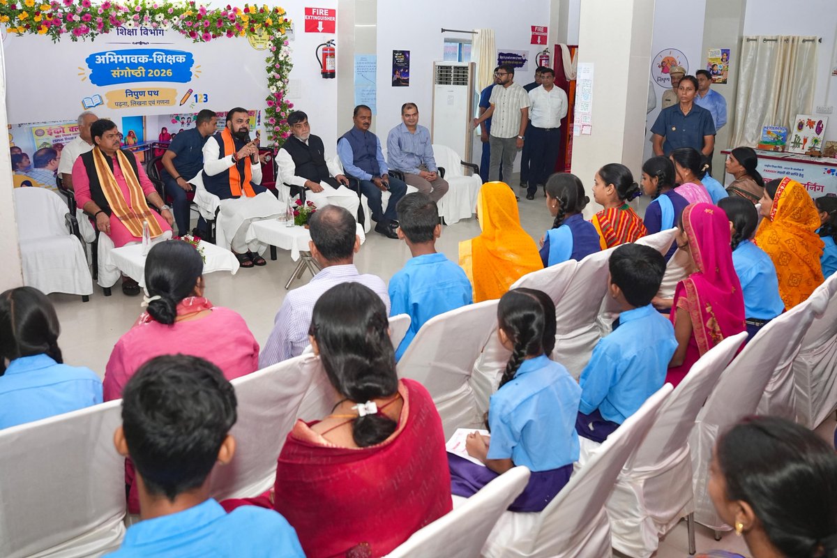 IPRDBihar's tweet photo. माननीय मुख्यमंत्री जी ने अभिभावकों एवं विद्यार्थियों से संवाद कर उन्हें नियमित विद्यालय आने, होमवर्क करने और मन लगाकर पढ़ाई में निरंतर मेहनत करने के लिए प्रेरित किया। उन्होंने कहा कि सरकार का विशेष ध्यान बच्चों को गुणवत्तापूर्ण शिक्षा उपलब्ध कराने पर है।

इस अवसर माननीय मुख्यमंत्री जी ने ‘मेरे सपनों का भारत-सेवा चित्र’ राज्यव्यापी प्रतियोगिता के तहत विद्यार्थियों द्वारा बनाए गए चित्रों का अवलोकन भी किया।

#samratChoudhary
#CMsamrat
