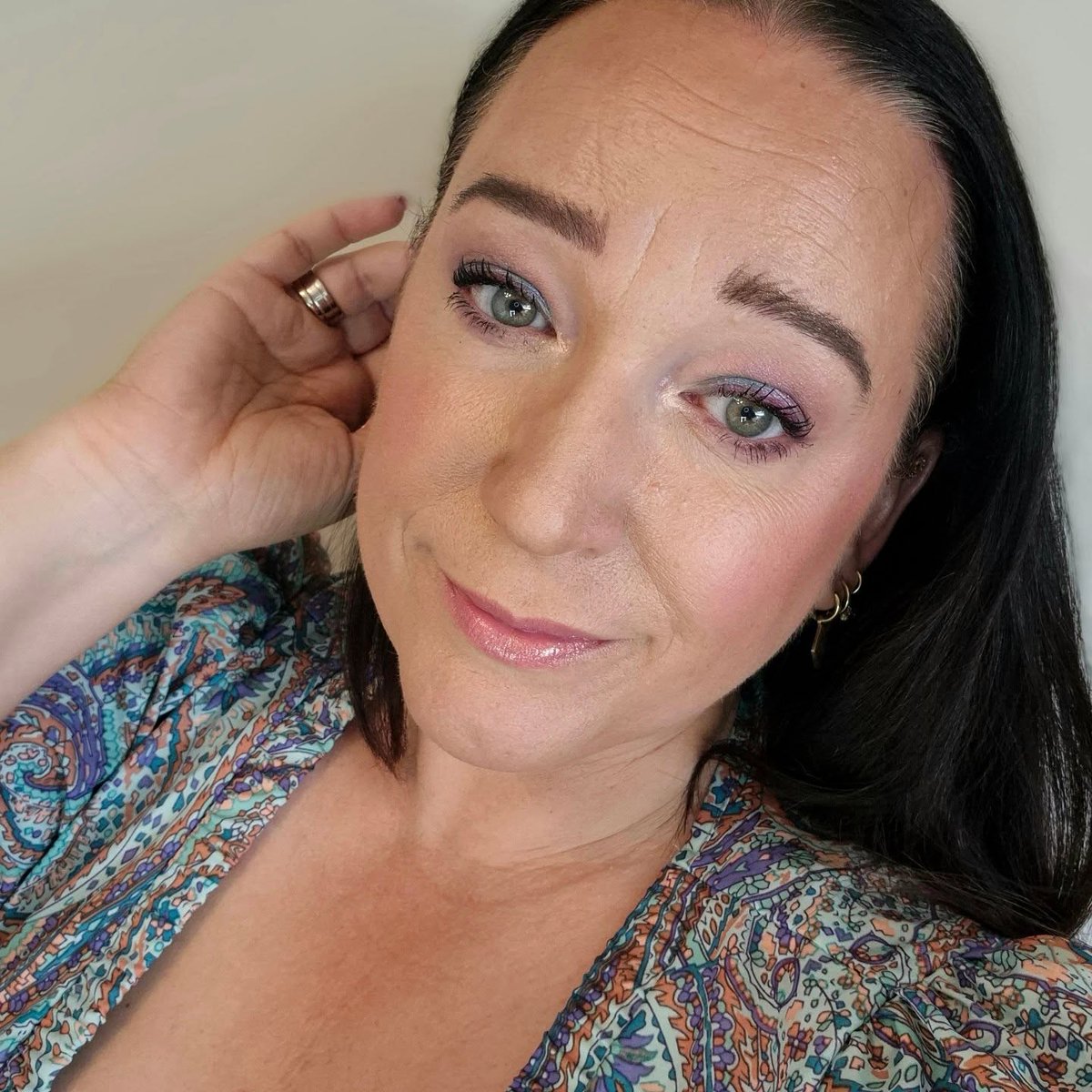 Affliction92's tweet photo. ألوان حورية البحر
الوجه
برايمر وسيروم Plump Right Back من NYX
Unreal Skin Sheer Glow Tint بدرجة 4 Fair من Charlotte Tilbury
كونسيلر Skin Radiant بدرجة 4 Fair
بودرة أساس معدنية سائبة بدرجة 2. 5
برونزر Soleil بدرجة Dark Chocolate
بلاشر Buttermelt https://t.co/9fYT0A7CG9