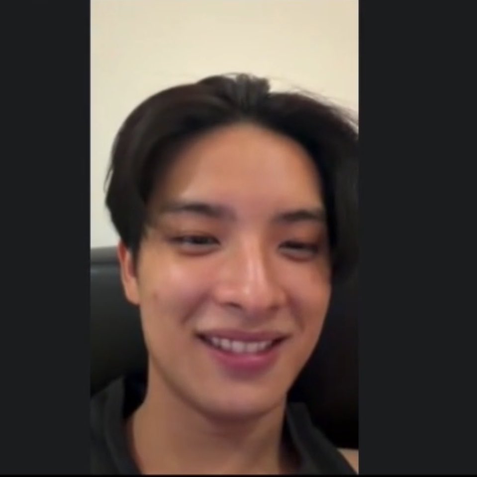 puppapxiion's tweet photo. ละนี่คือลุคที่ฮีเล่นเกมกับน้องเหรอวะ หน้าสด เสื้อกล้าม ยิ้มหวาน ใจเย็น โรมหล่อๆที่ตามปกป้องแครี่ ป่าหล่อๆที่ยอมให้เธอร์ทได้เล่นเมจ เพอื่นหล่อๆที่ยอมโหลดเกมเพื่อให้ได้เกมกับเธอร์ท อิจฉาน้องฮ้าทwa 💔💔 https://t.co/fcJJphiq5w