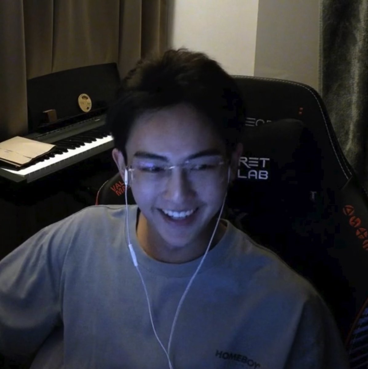 puppapxiion's tweet photo. ละนี่คือลุคที่ฮีเล่นเกมกับน้องเหรอวะ หน้าสด เสื้อกล้าม ยิ้มหวาน ใจเย็น โรมหล่อๆที่ตามปกป้องแครี่ ป่าหล่อๆที่ยอมให้เธอร์ทได้เล่นเมจ เพอื่นหล่อๆที่ยอมโหลดเกมเพื่อให้ได้เกมกับเธอร์ท อิจฉาน้องฮ้าทwa 💔💔 https://t.co/fcJJphiq5w