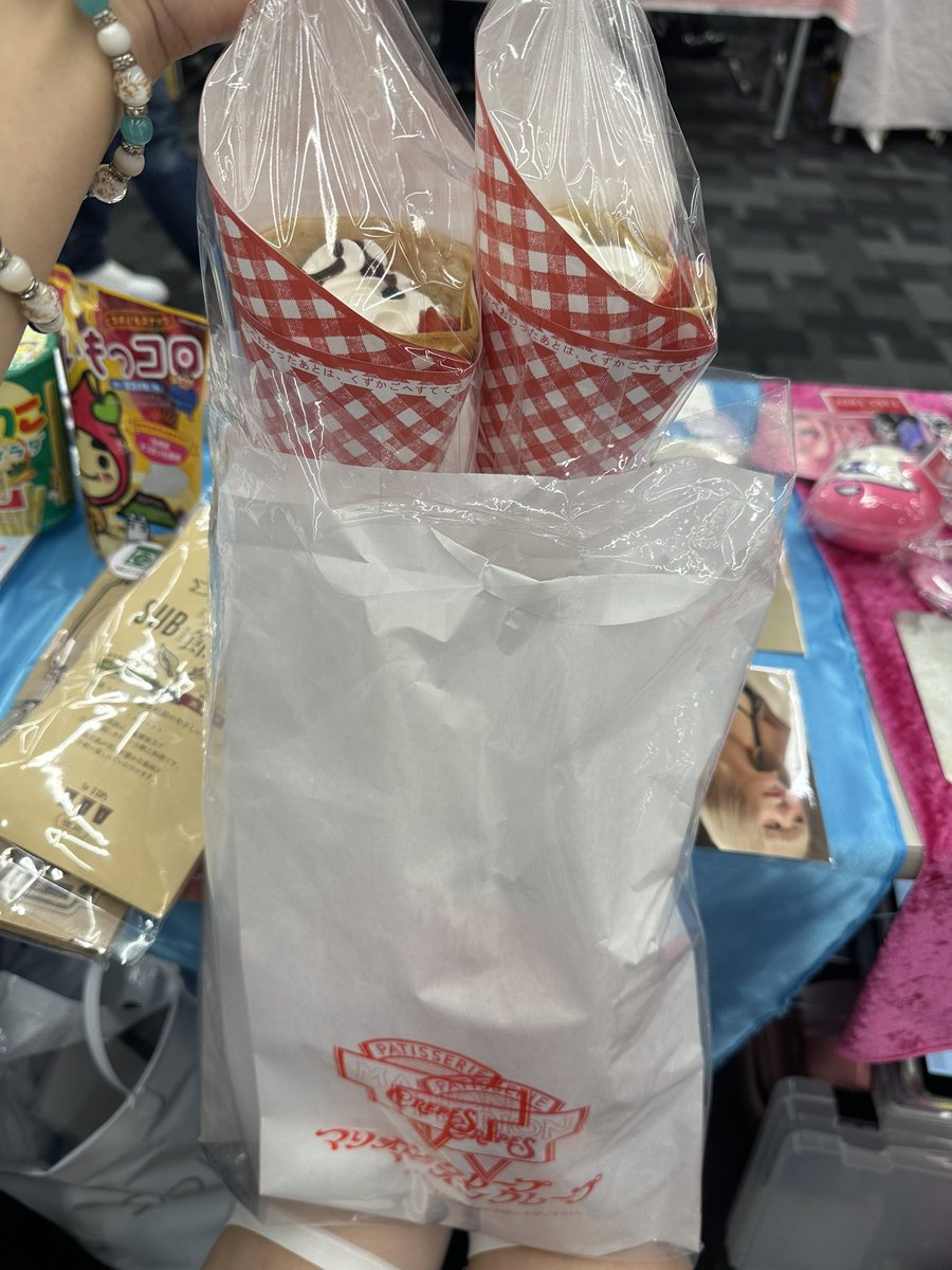 rennnn_324's tweet photo. #コスホリック45
初参加ほんとに楽しかった🔥
心強い味方が隣ブースいてくれたし大好きな仲間達が応援しに来てくれて沢山差し入れ貰えたり初めましての方が声かけてくれたりみんなのおかげで不安吹き飛びました‼️写真集の感想もお待ちしてます😌
＠monaka_s2_  誘ってくれてありがとうまた次も出れるように頑張りましょう
