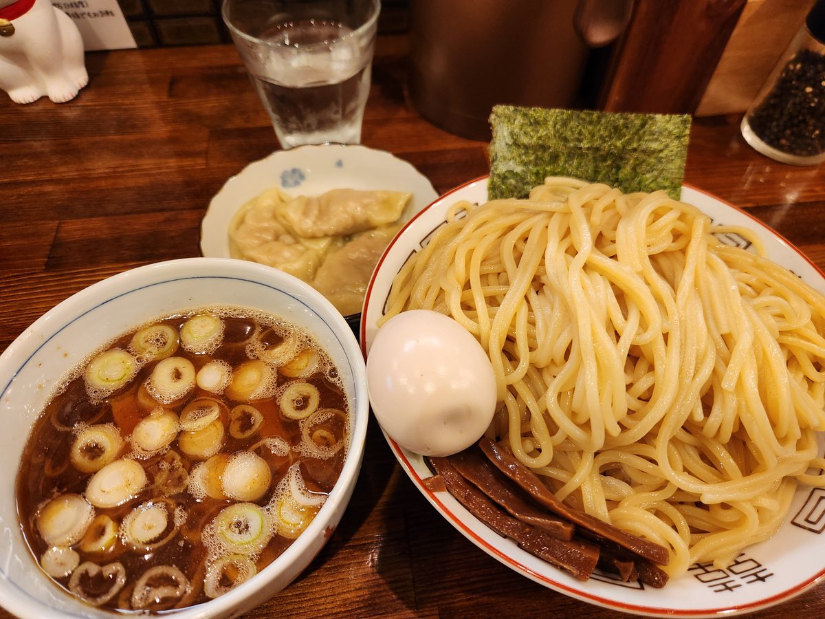 parko_water's tweet photo. 下丸子にある奈つやの中華そばで、さんま節のつけそばと、炙りチーズ茶碗カレー。
さんまを感じるつけ汁、優しい味のカレー、ワンタン、チャーシュー、メンマなど、どれも美味しい。
スープ割で最後までさんま味を深く堪能できる素敵な一杯。 https://t.co/ZYRFB4dDt9
