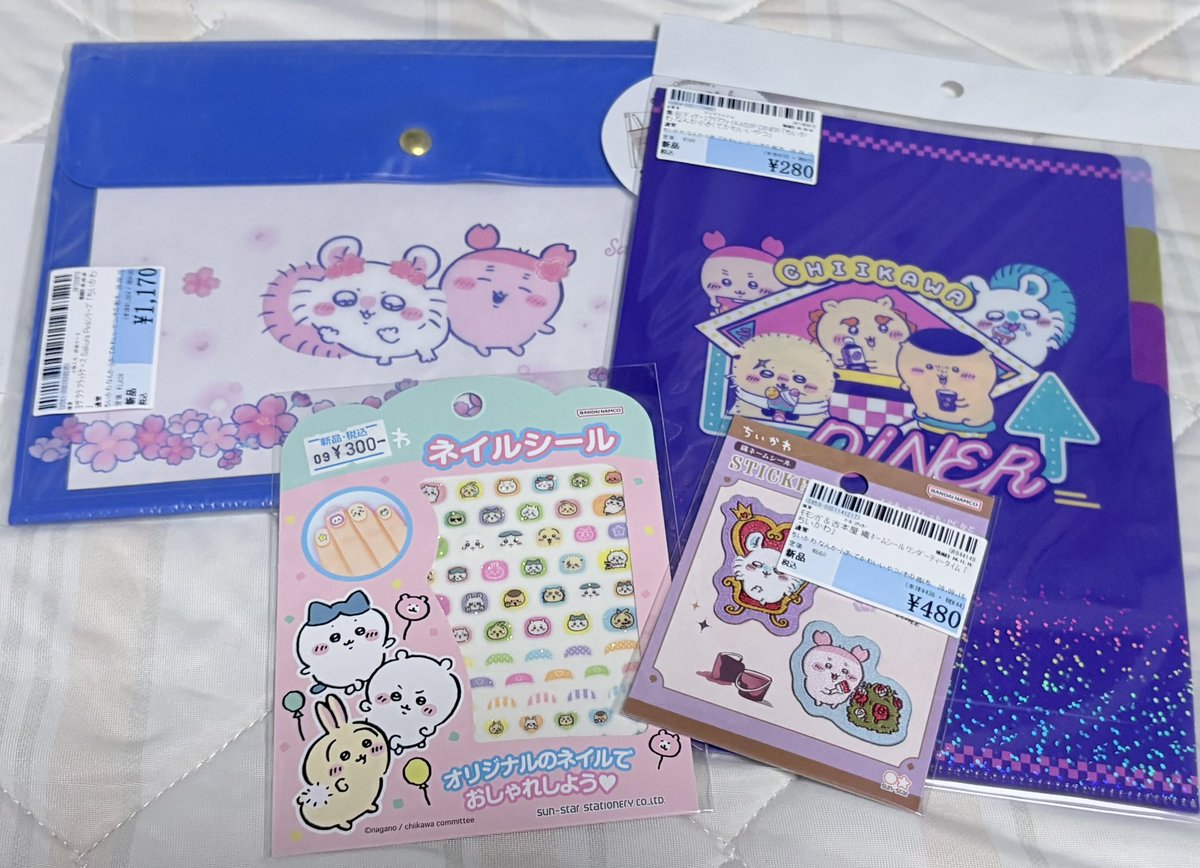 YPotato0905's tweet photo. 一つ下の階の駿河屋はなんか中古品は全体的に高く買う人いるの？って値段なんだけど、新品は定価以下で売っている不思議なお店でした。
デレの中古品なんかメルカリの倍近い価格だった。
新品ちいかわゾーンにいた可愛いカニちゃんグッズ中心に購入。
特にフラットケースが可愛いくてお気に入りです。 https://t.co/kRRBkFOljI