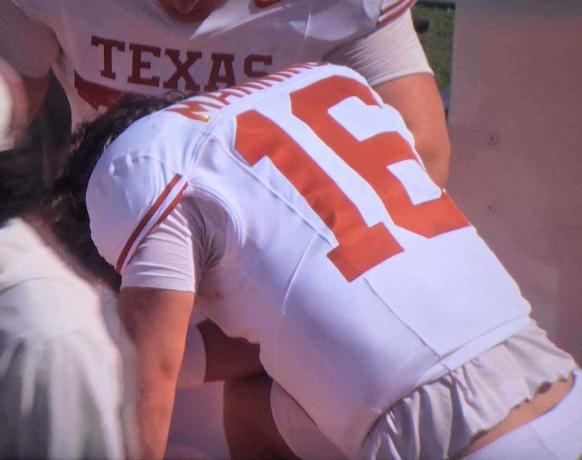 OwenShroyer1776's tweet photo. Arch Manning takes a knee for prayer before his huge game today in Knoxville. https://t.co/jvSF31OuBO