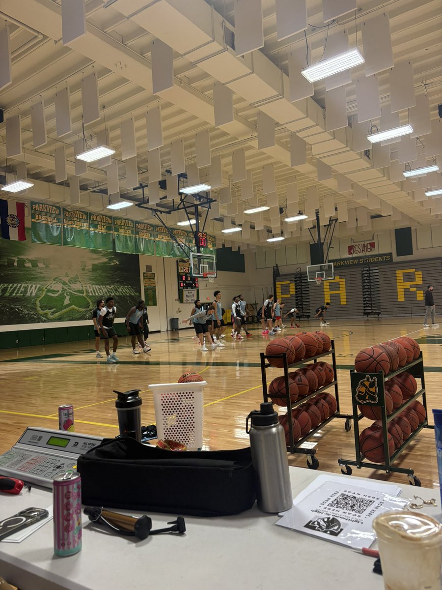 CoachSimpson5's tweet photo. Awesome having @patriotsmbb for practice this morning. High energy on an early Saturday morning!

Good luck to @DallasMeinders and company! https://t.co/ZNHJTGhAuE