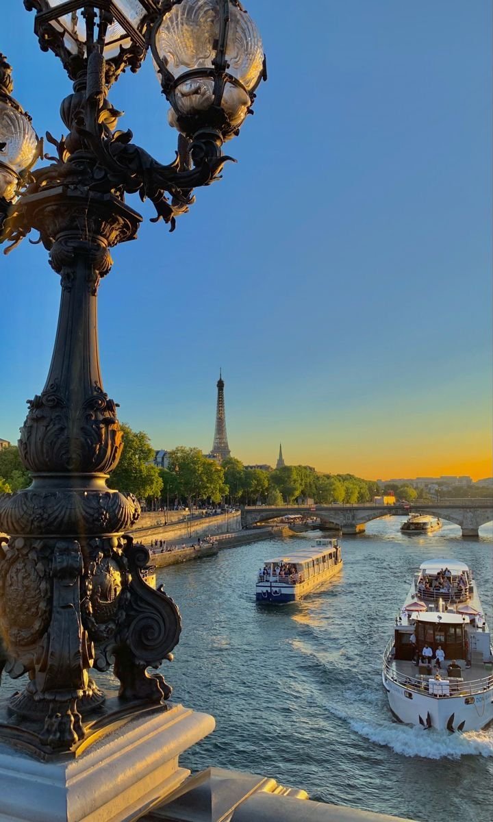 echoesofworld's tweet photo. Paris, France https://t.co/Q8w76Mew5r