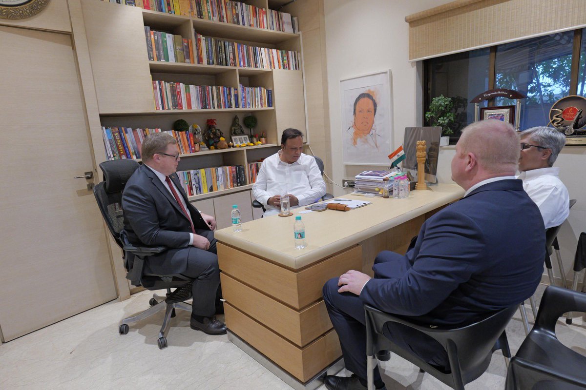 ShelarAshish's tweet photo. Pleased to meet H.E. Aliaksandr Matsukou, Consul General of Belarus, along with Yuriy R. Fedkiw, US Consul General to discuss exciting opportunities for collaboration between Maharashtra and Belarus in IT and culture.

His deep affection for Indian culture and his passion for Bollywood was truly heartening. Looking forward to strengthening our ties and creating new avenues of collaboration.

#Maharashtra #AshishShelar