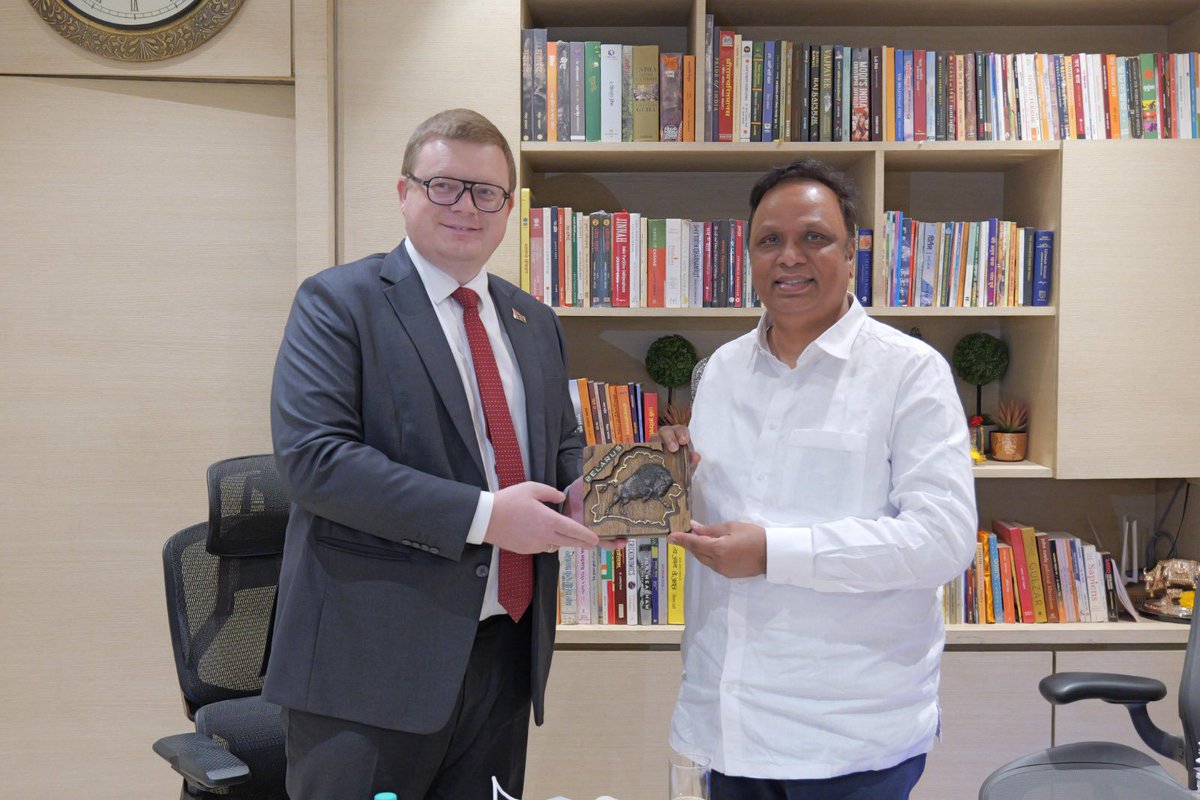 ShelarAshish's tweet photo. Pleased to meet H.E. Aliaksandr Matsukou, Consul General of Belarus, along with Yuriy R. Fedkiw, US Consul General to discuss exciting opportunities for collaboration between Maharashtra and Belarus in IT and culture.

His deep affection for Indian culture and his passion for Bollywood was truly heartening. Looking forward to strengthening our ties and creating new avenues of collaboration.

#Maharashtra #AshishShelar