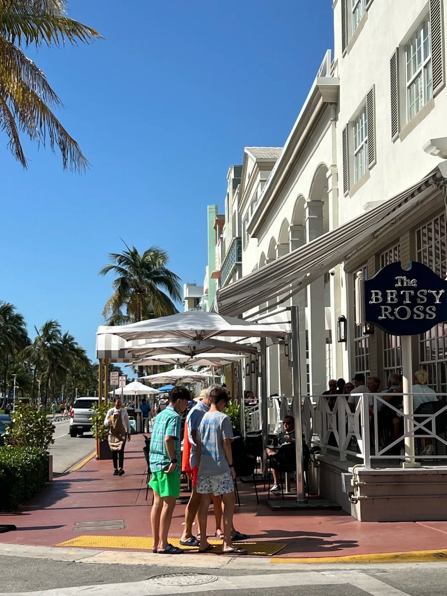 Kedmovtrn's tweet photo. The perfect mix of classic architecture and breezy beach palm trees on Ocean Drive https://t.co/4iLSfTFIFu