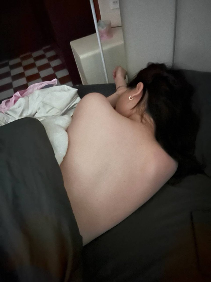 Kellyggjt's tweet photo. 已经插到最深了，还在拼命搅动。淫水喷得床单满是湿痕，屁股高高翘起，像在求偶一般痉挛抖动。#母狗 #反差 #女大 https://t.co/bDSxEAlYgU