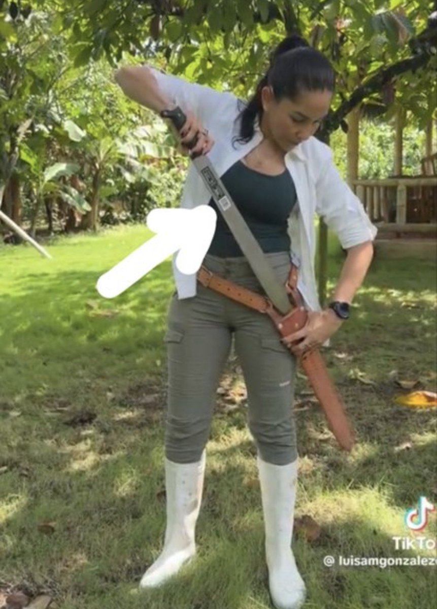 UnaTalMaka_'s tweet photo. Jajajajaj la machetera, campesina, trabajadora del campo... Se le olvidó sacar la etiqueta de recién comprado en el ferrisariato el machete. 🤣🤣🤣🤣🤣🤣🤣

Literal, #ParaTontoNoSeEstudia https://t.co/sPJhNc7lwx