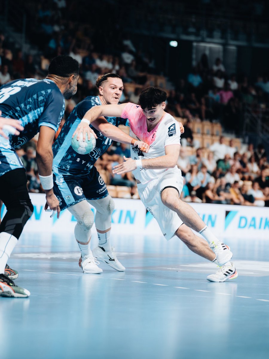 crmhb's tweet photo. 𝐃𝐞́𝐩𝐥𝐚𝐜𝐞𝐦𝐞𝐧𝐭 𝐚𝐮 𝐂𝐨𝐥𝐢𝐬𝐞́𝐞, 𝐉𝟒 🎞️

On se refait le combat d’hier soir en images. 

Prochain rendez-vous à la Glaz Arena samedi prochain pour le Double Match 🤩

#Irréductibles https://t.co/qX4ac4bECX