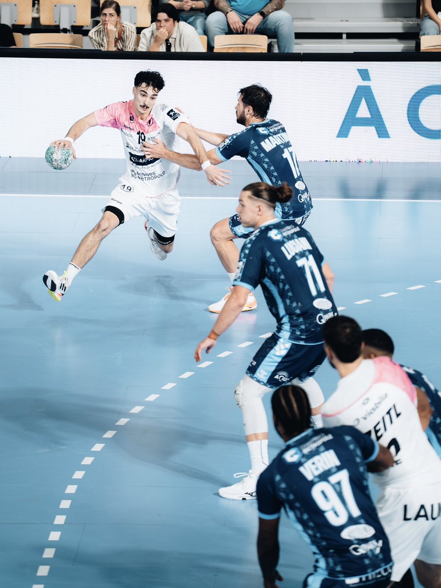 crmhb's tweet photo. 𝐃𝐞́𝐩𝐥𝐚𝐜𝐞𝐦𝐞𝐧𝐭 𝐚𝐮 𝐂𝐨𝐥𝐢𝐬𝐞́𝐞, 𝐉𝟒 🎞️

On se refait le combat d’hier soir en images. 

Prochain rendez-vous à la Glaz Arena samedi prochain pour le Double Match 🤩

#Irréductibles https://t.co/qX4ac4bECX