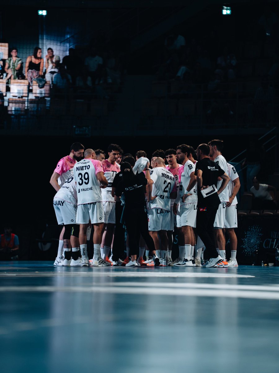 crmhb's tweet photo. 𝐃𝐞́𝐩𝐥𝐚𝐜𝐞𝐦𝐞𝐧𝐭 𝐚𝐮 𝐂𝐨𝐥𝐢𝐬𝐞́𝐞, 𝐉𝟒 🎞️

On se refait le combat d’hier soir en images. 

Prochain rendez-vous à la Glaz Arena samedi prochain pour le Double Match 🤩

#Irréductibles https://t.co/qX4ac4bECX