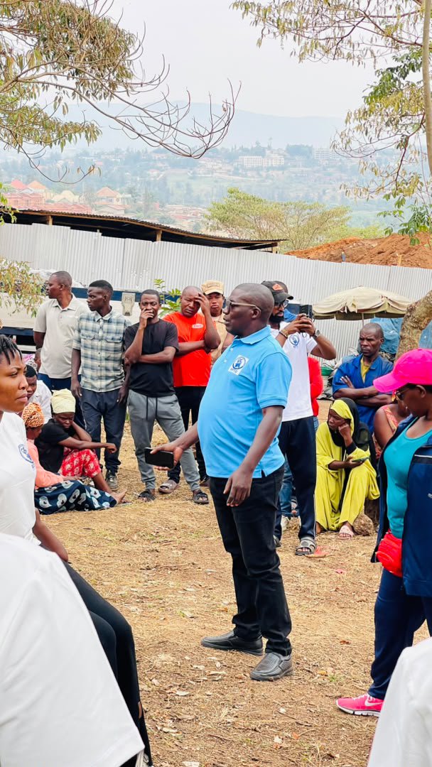 rptsarwanda's tweet photo. To mark #WorldPTDay, UR students from @rptsarwanda & @RwandaRpto professionals joined Nyagatovu residents for #Umuganda! 🇷🇼They shared vital health tips on how regular exercise prevents NCDs like stroke, builds strong bones, and boosts cardiovascular health for everyone. https://t.co/0lMey1xV3A