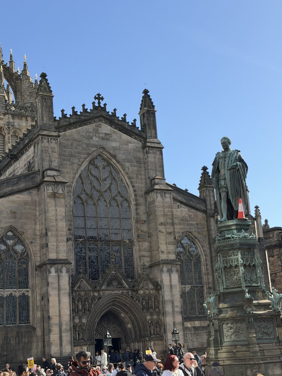 notesfromeve's tweet photo. @EGickel94228 @StiegLouise @catme370bo @Christi49154364 @JoCornwall26 @ornellabervqo5 @CappatoPaola @lesley_arman Funny how the tradition of putting cones on statues that started in Glasgow is now in Edinburgh too. https://t.co/rzLCaRPRfg