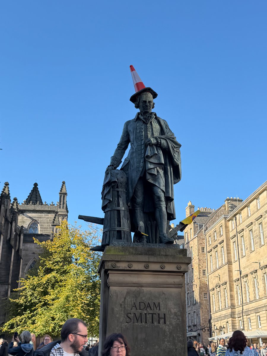 notesfromeve's tweet photo. @EGickel94228 @StiegLouise @catme370bo @Christi49154364 @JoCornwall26 @ornellabervqo5 @CappatoPaola @lesley_arman Funny how the tradition of putting cones on statues that started in Glasgow is now in Edinburgh too. https://t.co/rzLCaRPRfg