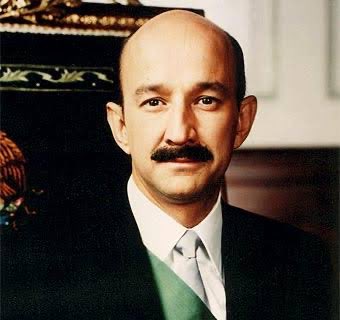 Cuauhtemoc_1521's tweet photo. ¿Qué tan preparado académicamente estaba Carlos Salinas de Gortari antes de convertirse en presidente de México?

Su formación comenzó en la Escuela Nacional Preparatoria No. 1, en el Antiguo Colegio de San Ildefonso. Después estudió Economía en la UNAM, donde obtuvo su título en 1970. Pero su preparación continuó en Estados Unidos: en Harvard obtuvo una maestría en Administración Pública en 1973, una maestría en Economía Política en 1976 y, finalmente, un doctorado en Economía Política y Gobierno en 1978.

Así, antes de llegar a la Presidencia en 1988, Salinas había construido una formación académica especializada en economía, administración pública y gobierno, combinando su licenciatura en la UNAM con tres grados de posgrado obtenidos en Harvard.